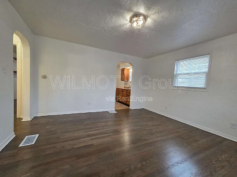 702 W 23rd St — Photo 2
