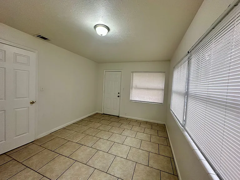1317 Cambridge Dr — Photo 23