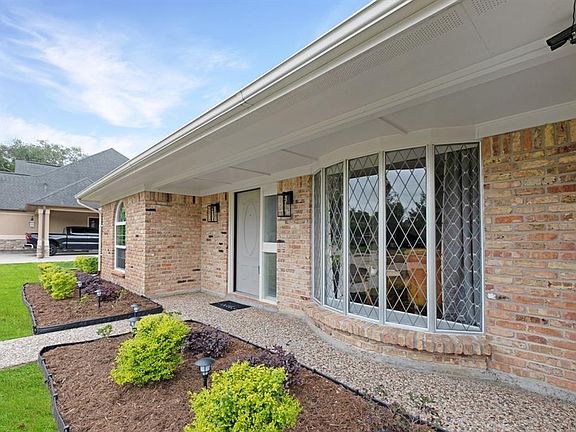 3rd image of 605 W Castlewood Avenue