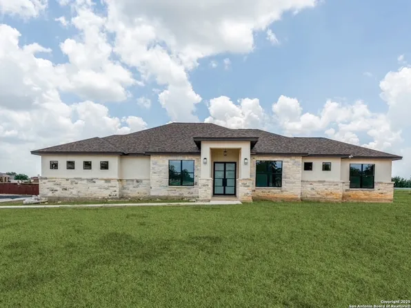 108 Abrego Trail, Floresville, TX 78114