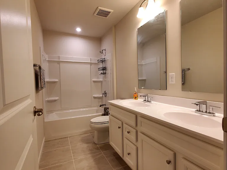 563 Roosevelt St — Photo 5