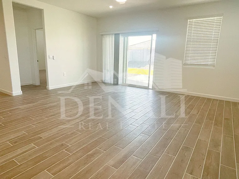 2760 W Stradling Ave — Photo 10