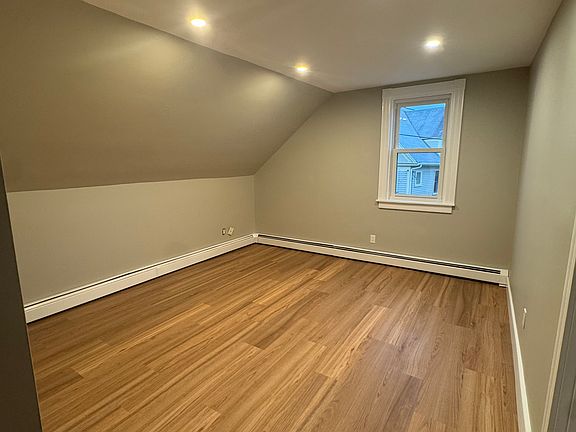 3rd image of 86 Abbott St Floor 3