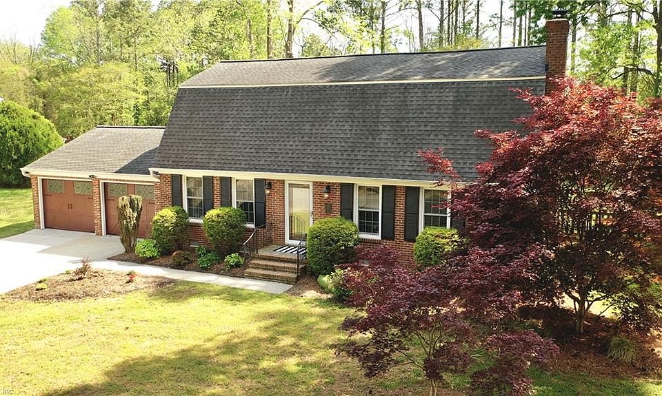 1st image of 15 Carriage Hill Dr