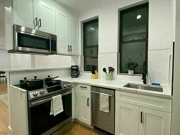 5th image of 899 Pacific St APT 2B