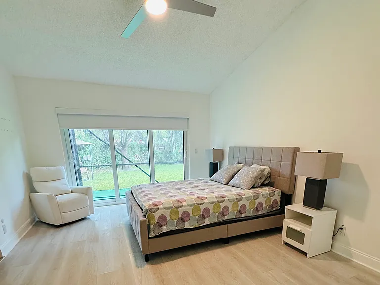 5036 NW 66th Ln — Photo 2