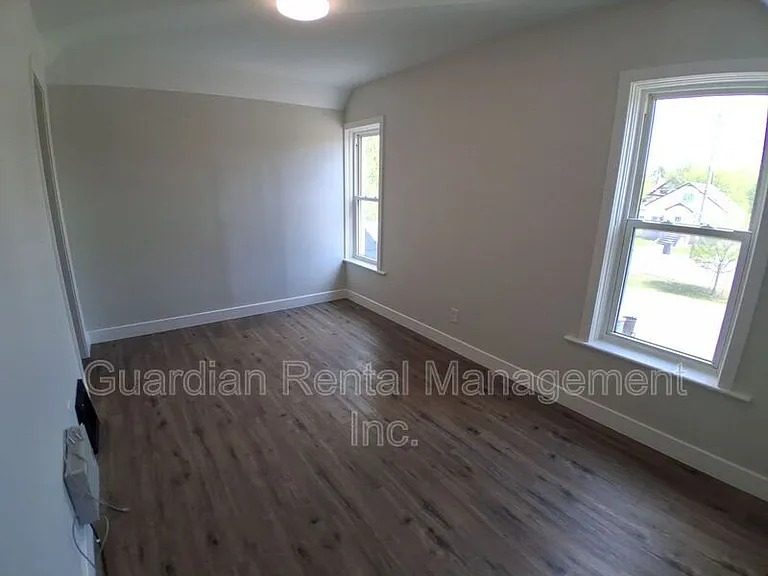 623 Vickers St N #4 — Photo 6