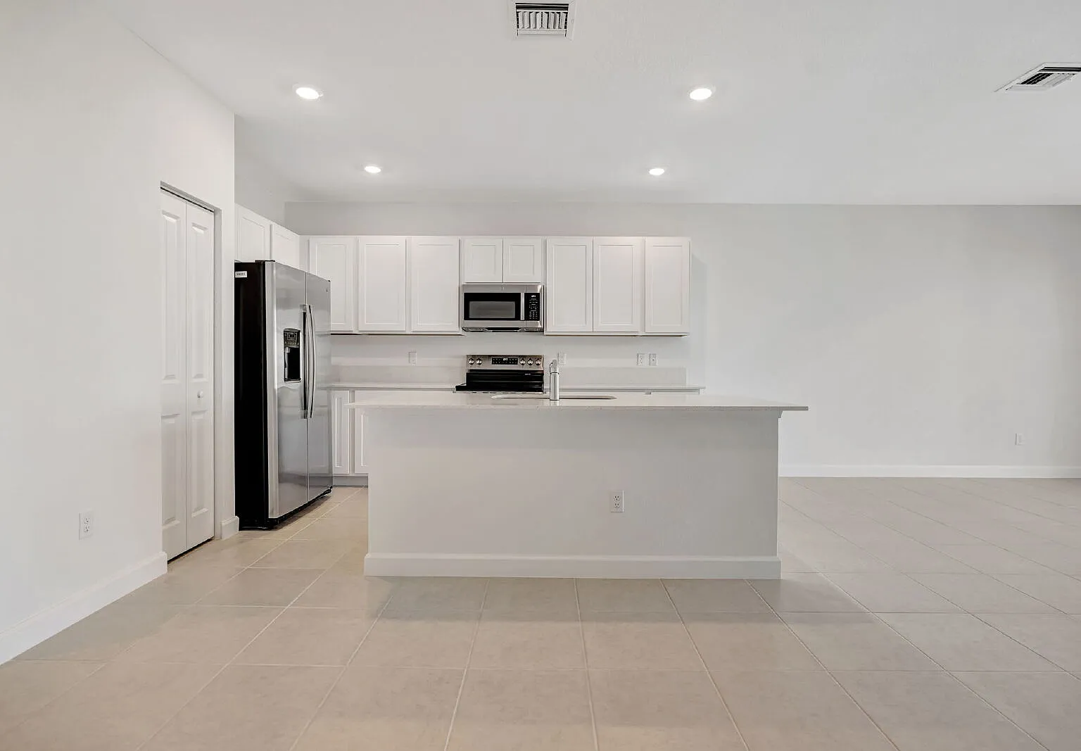 3 bed, 2.5 bath, 1635 sqft, $2,200 — Photo 4