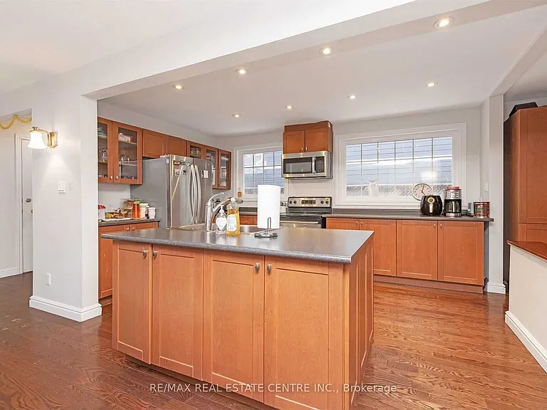 1172 Queens Ave — Photo 4