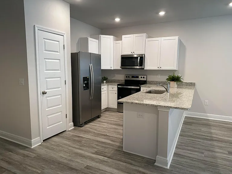 1025 McLaren Cir — Photo 6