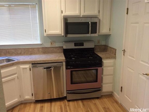 5th image of 330 Sandra Ct