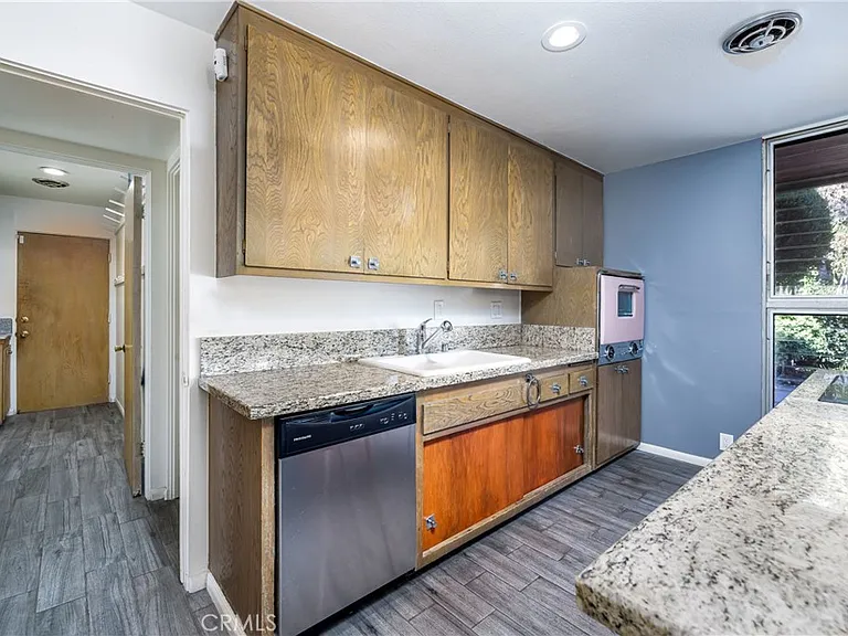 18349 Hiawatha St — Photo 14