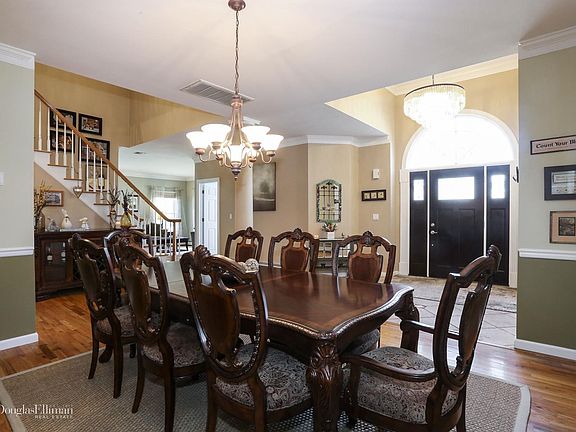 4th image of 30 Heide Ct S