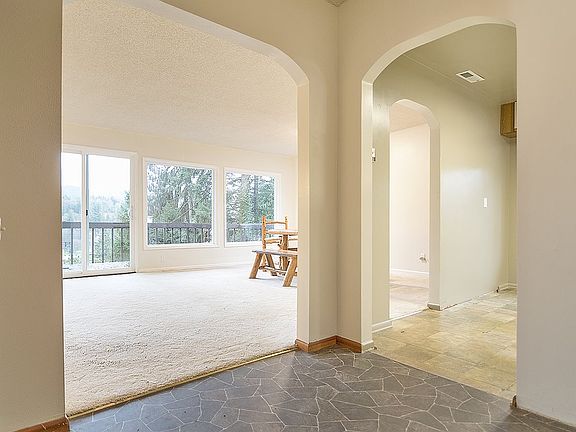 5th image of 126 Beacon Hill Dr