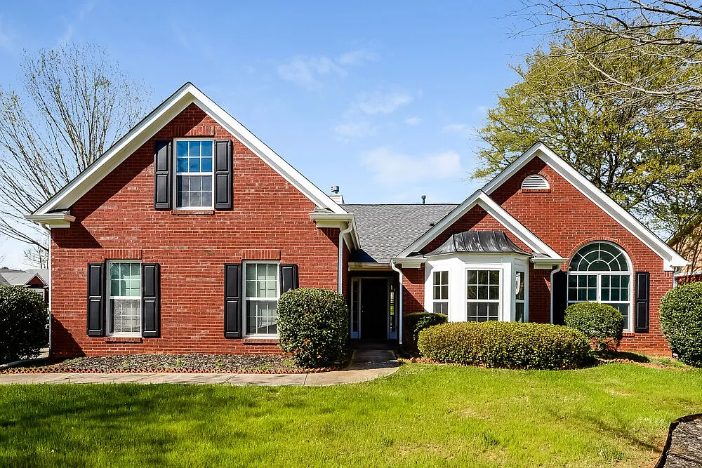 4 bed, 2.0 bath, 2725 sqft, $2,715 — Photo 1