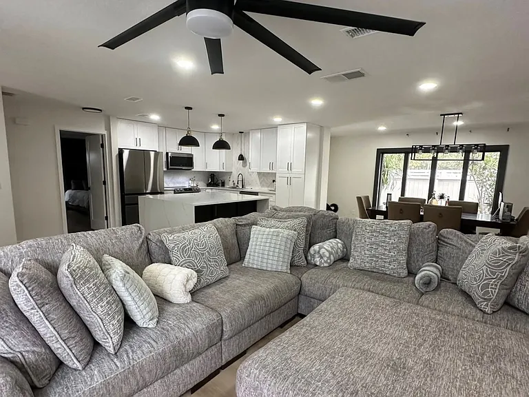 2197 Sunset Cir — Photo 2