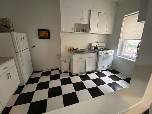 4th image of 31 Oliver St Front 2