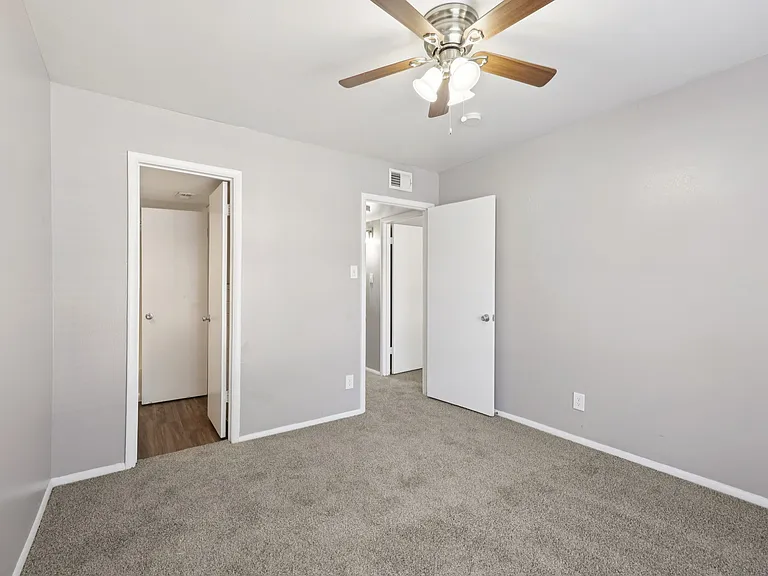 Premier Gardens Apartments — Photo 32