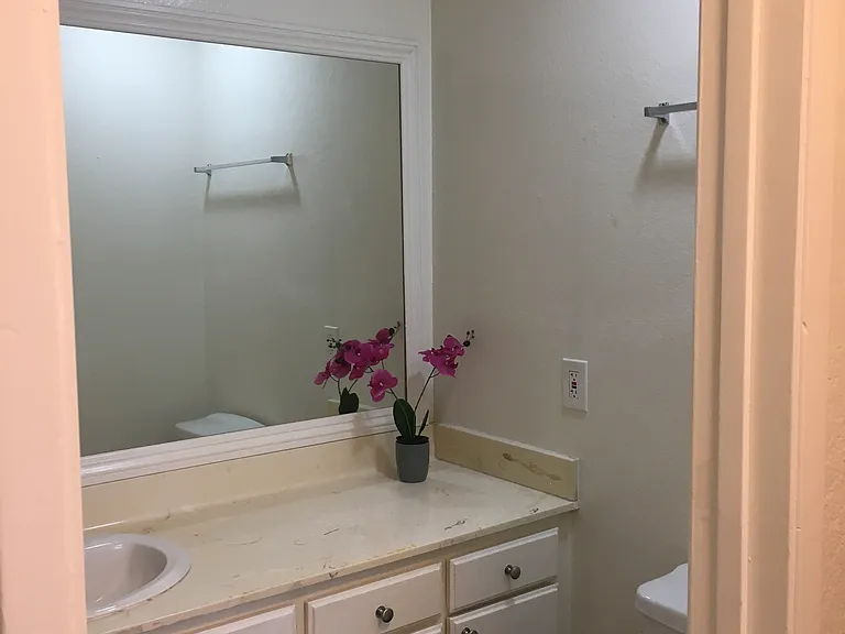 Tarzana Apartments — Photo 6