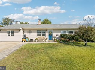 11 Stream Ln, Levittown, PA 19055