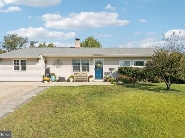 11 Stream Ln, Levittown, PA 19055