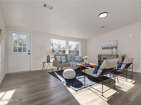 5th image of 472 LOGAN Avenue