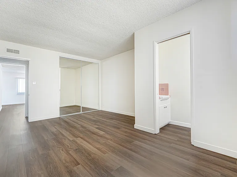 1044 Euclid St #11 — Photo 9