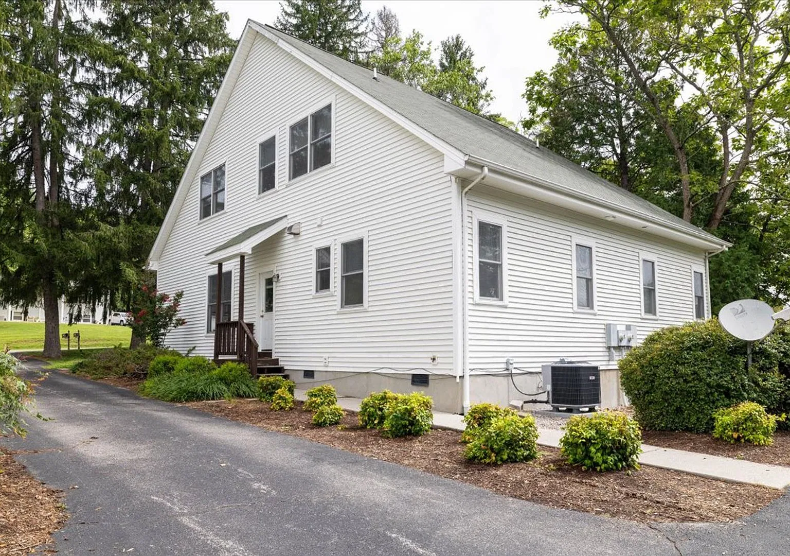 Spacious 3BR Townhome by the Bus Stop — Photo 3