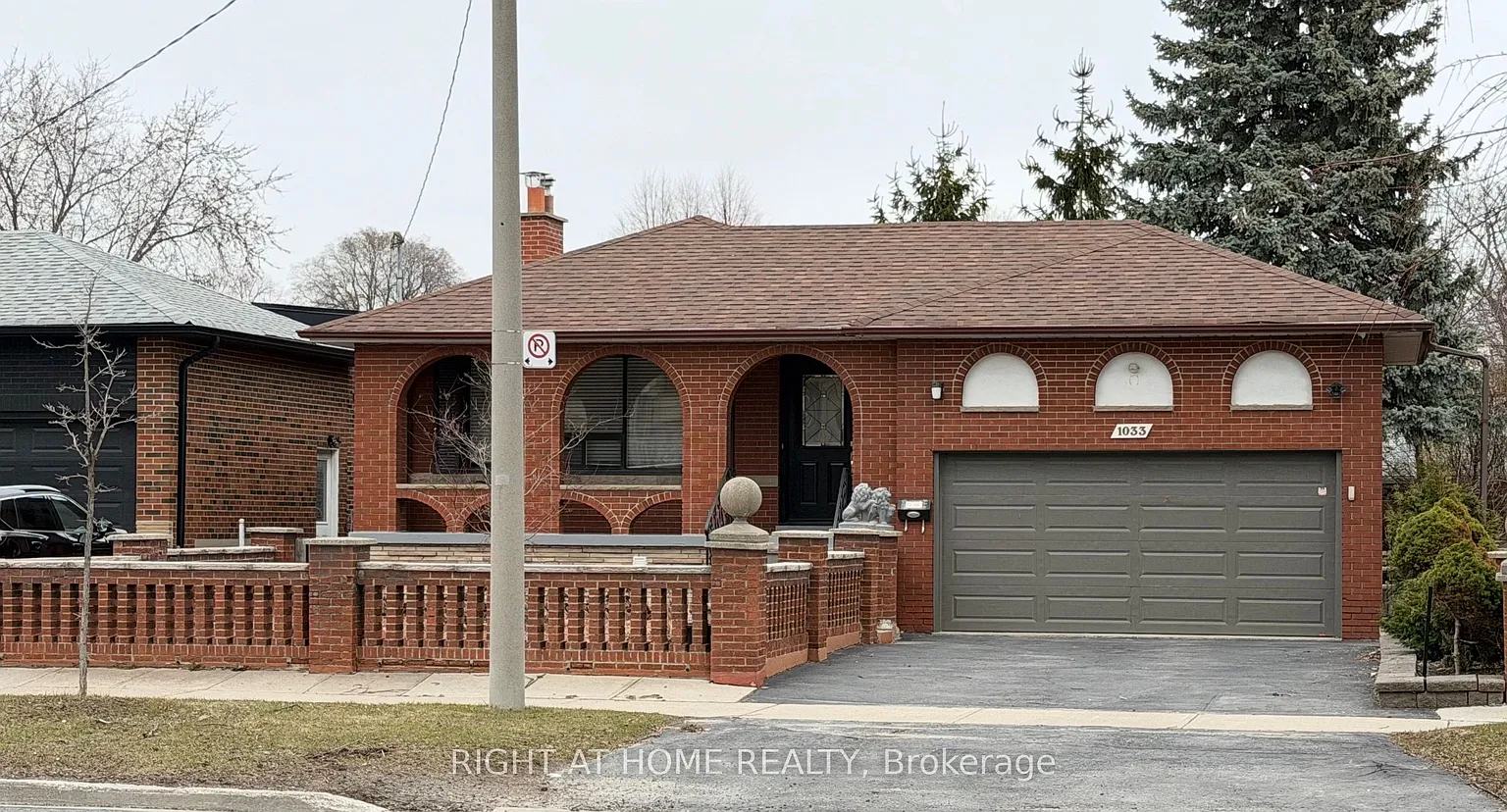 1033 Islington Ave photo 1