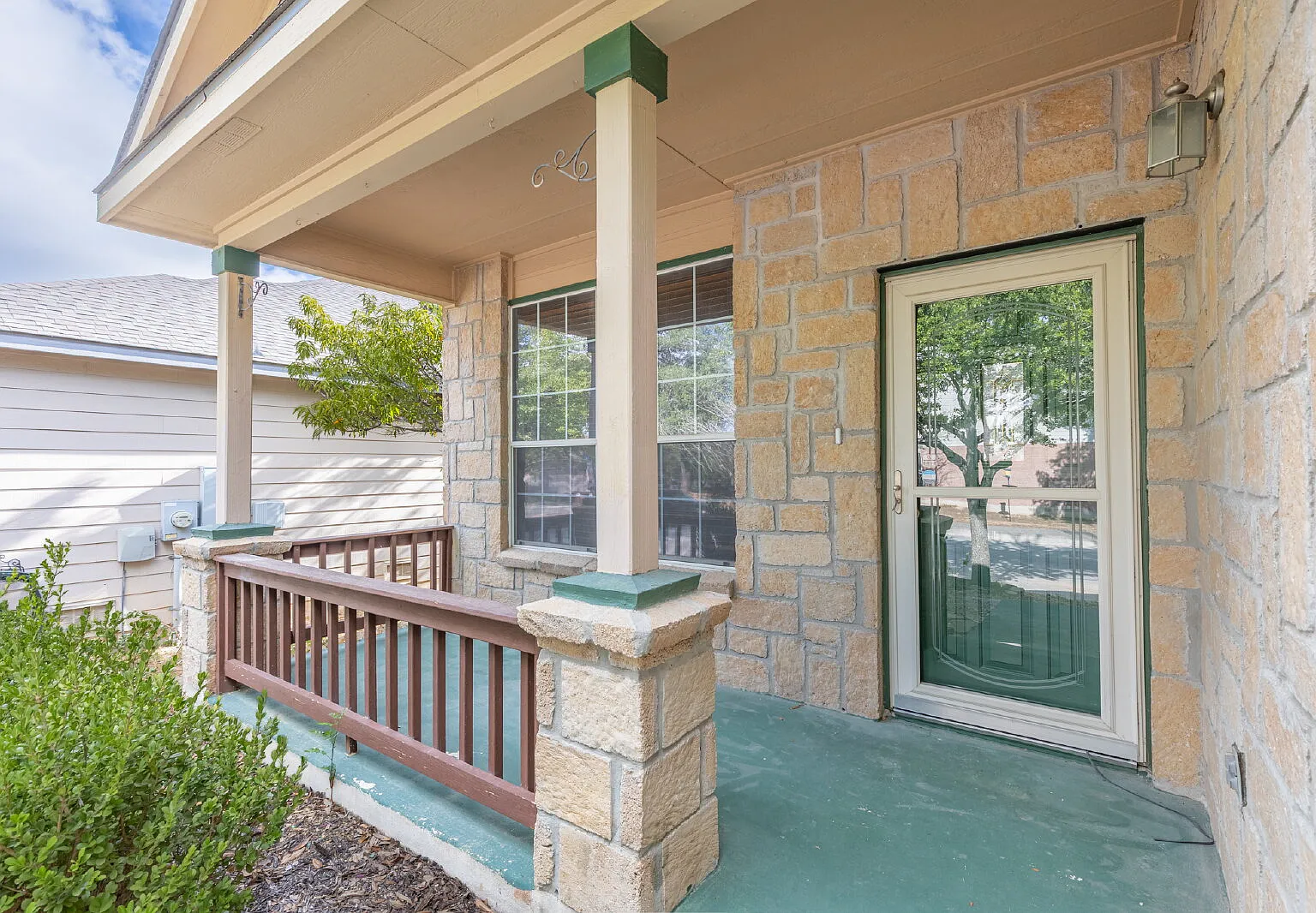 3 bed, 2.0 bath, 1731 sqft, $2,200 — Photo 3