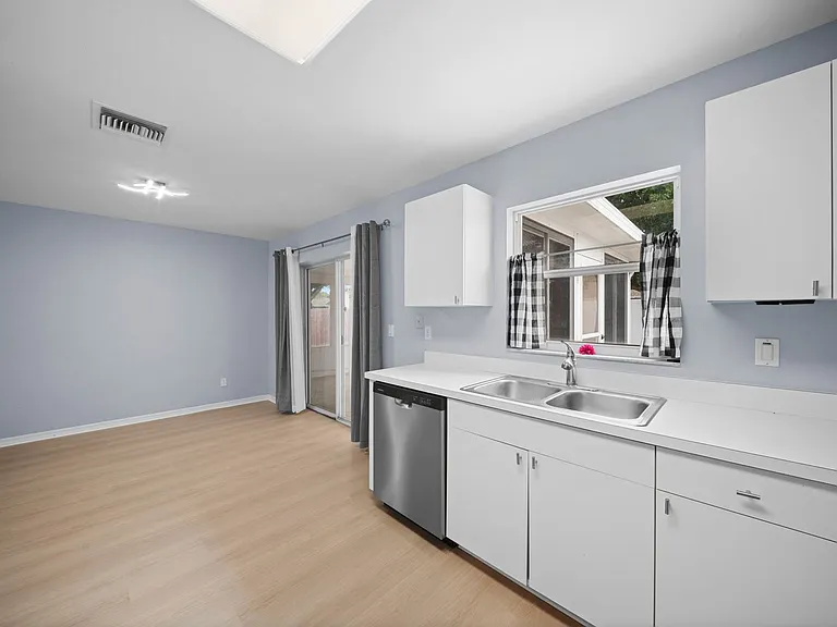 15624 Sunny Crest Ln — Photo 16