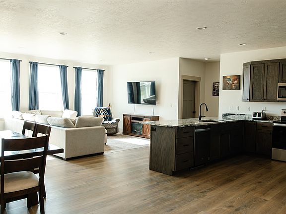 5th image of 160 Thomas Way
