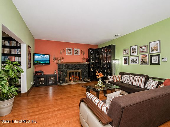 5th image of 146 Marble St