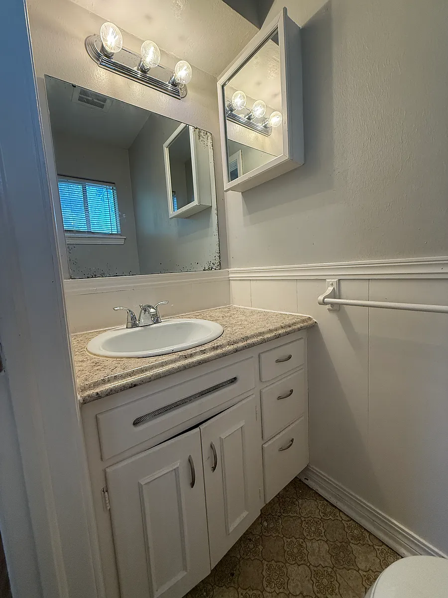 Building Photo - 4721 Woodview Dr