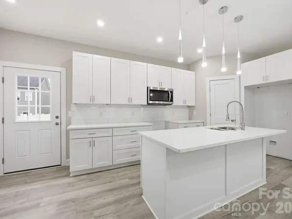 3800 Freedom Dr, Charlotte, NC 28208