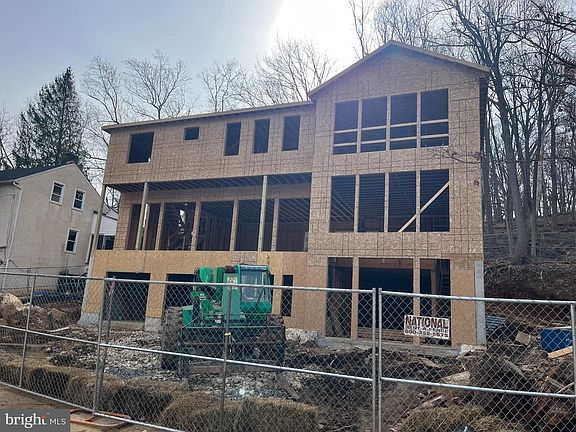 3rd image of 810 Maple Ln