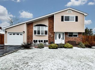 18 Seneca Dr, Commack, NY 11725