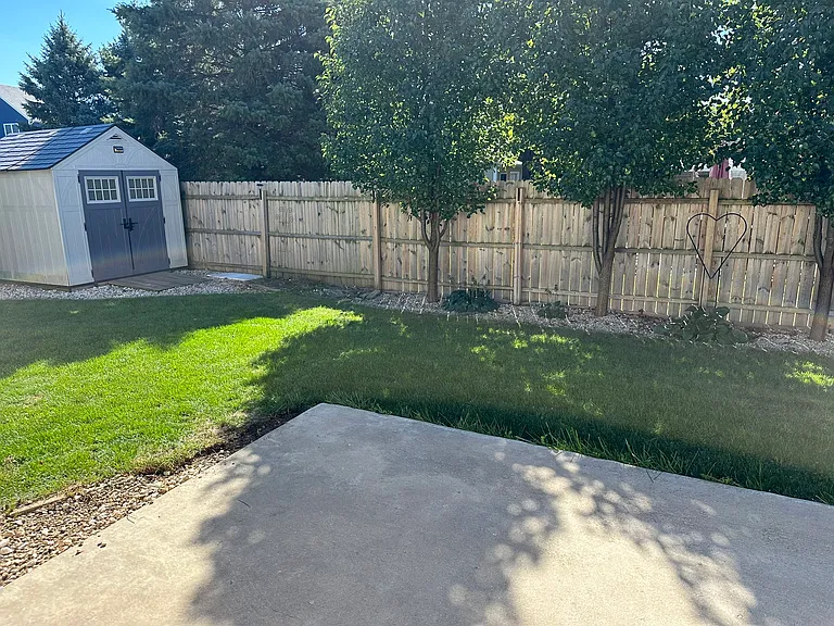 1621 Southridge Dr — Photo 2