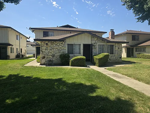 1211 Pinetree Dr #1 Photo 1