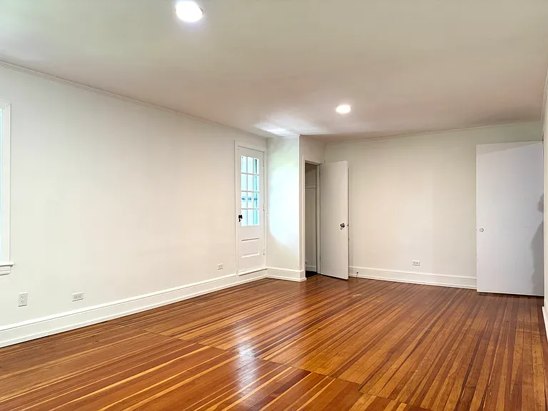 560 Taxter Rd — Photo 19