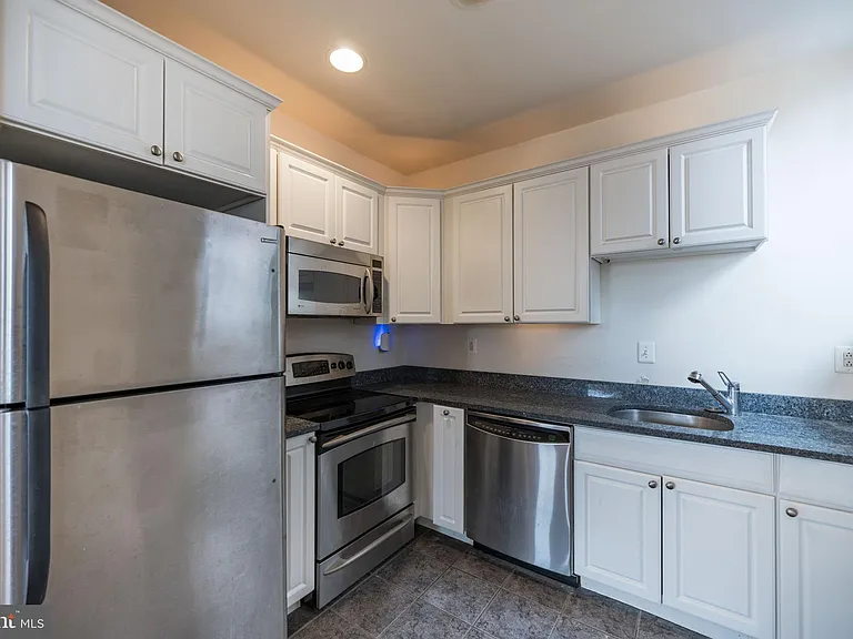 250 S 13th St #4D — Photo 5