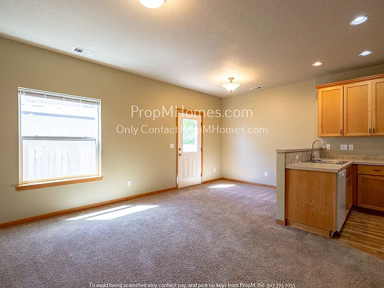 2611 SE 105th Ave — Photo 5