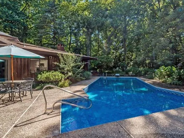 4 Longbow Rd, Suffern, NY 10901