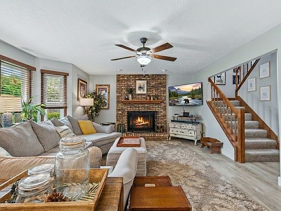 4th image of 1203 Royal Pointe Dr