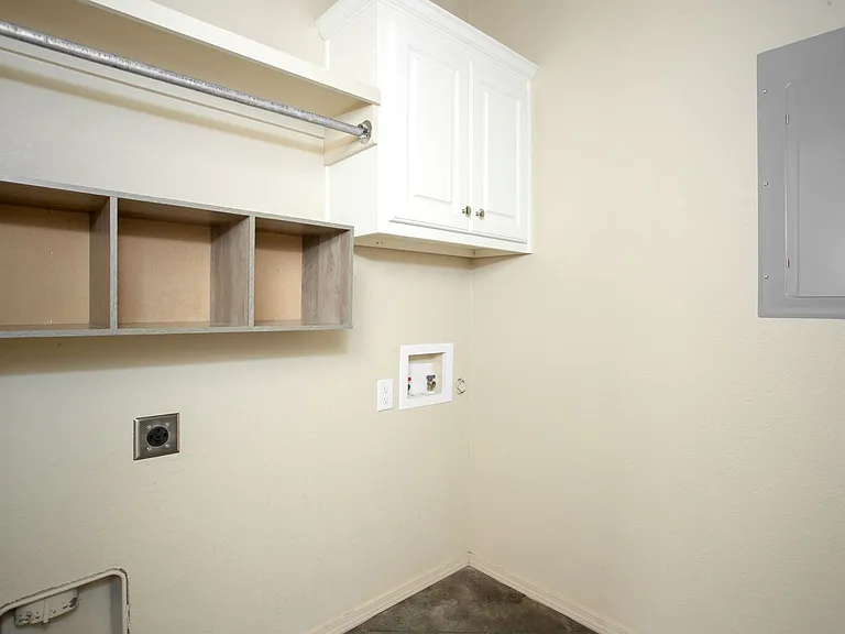 4600 Gloster St — Photo 19