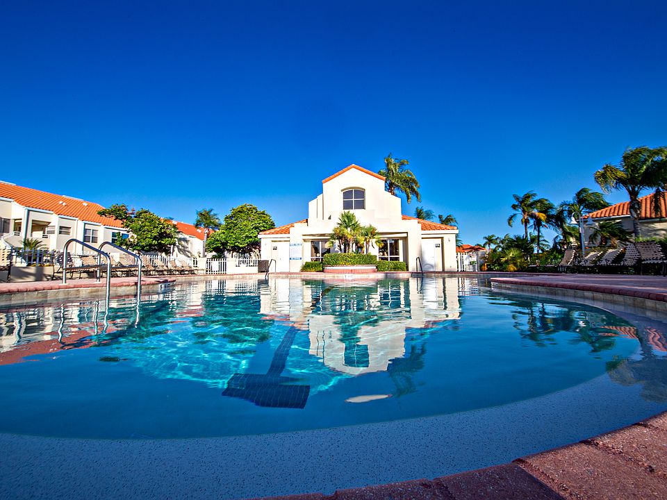 Pool & Clubhouse