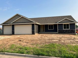 905 Maple Shade Dr, Holmen, WI 54636