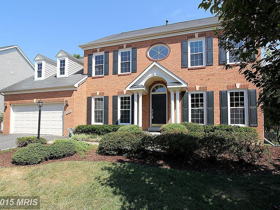 Gorgeous colonial with 2-car garage