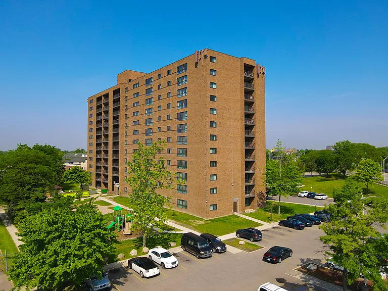 Roberts III Apartments — Photo 6