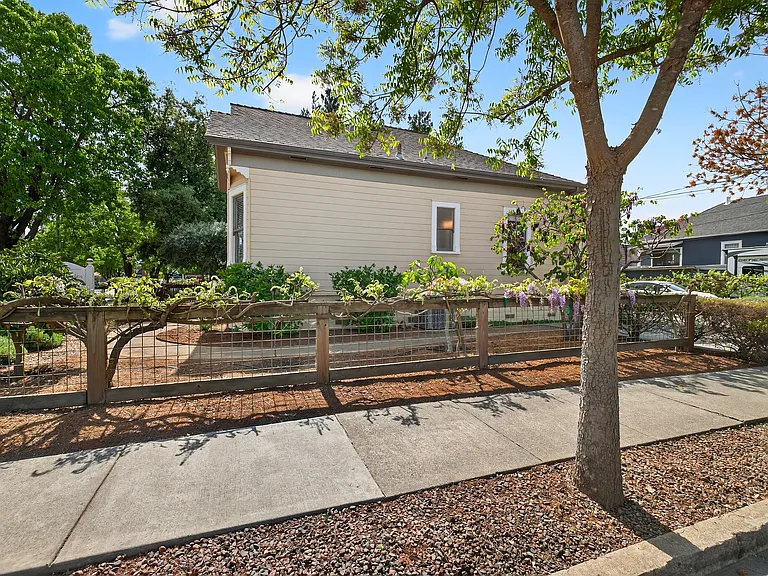531 E Washington St — Photo 22